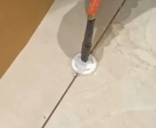 南海瓷砖空鼓维修公司专业解答瓷砖在铺贴过程中，如果没有涂抹均匀到位的粘结材料（如水泥砂浆或瓷砖胶），可能会导致以下问题