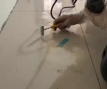 南海瓷砖开裂维修公司专业分享瓷砖在铺贴前如果没有沥干水分，将会导致以下问题